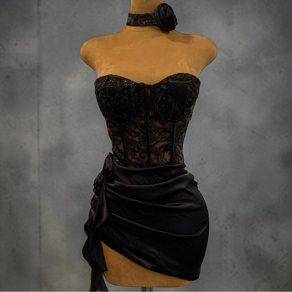Elegant Black Lace Corset Dress - Picture 8 of 16